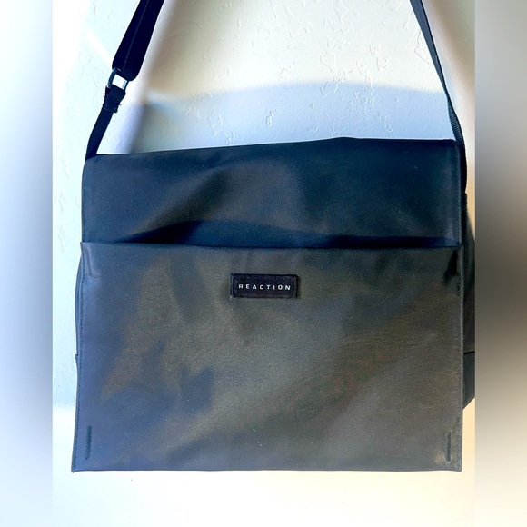 Kenneth Cole Reaction Black Messenger Bag - Picture 1 of 9